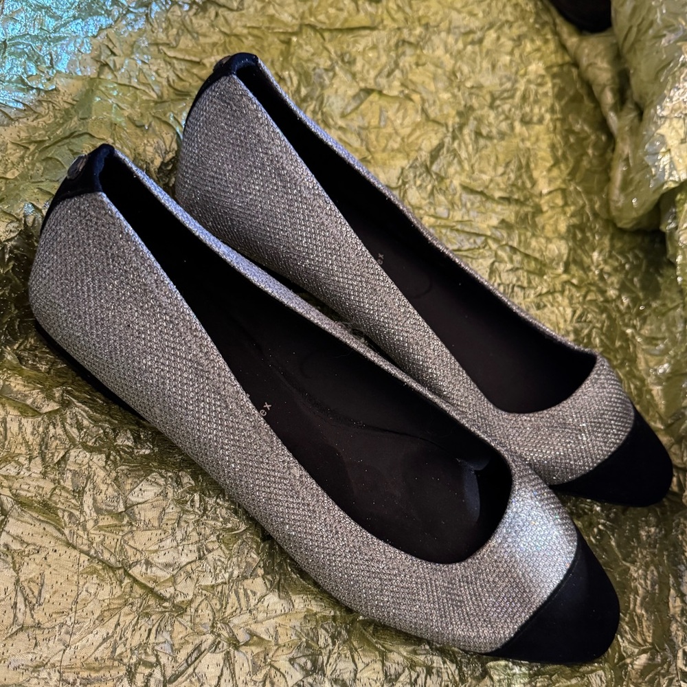 Anne Klein Silver Metallic And Black Ballet Flats